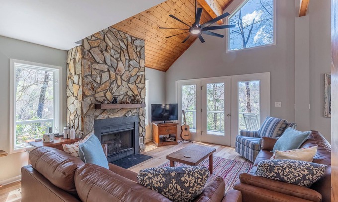 Tuckasegee Cabina | 3BR Lakefront w/ Dock, Hot Tub, Game Room + EV