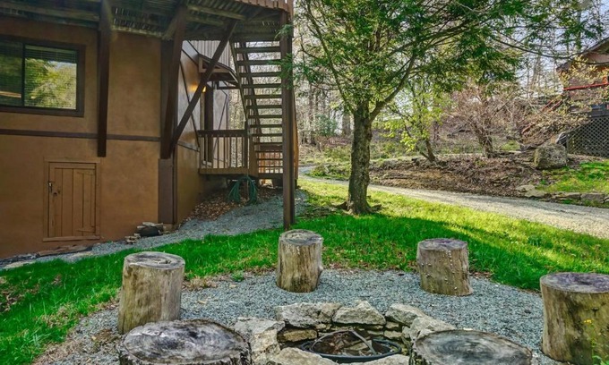 Beech Mountain Casa | 3BR Mountain Cabin with VIEWS and FIREPIT Sleeps 8