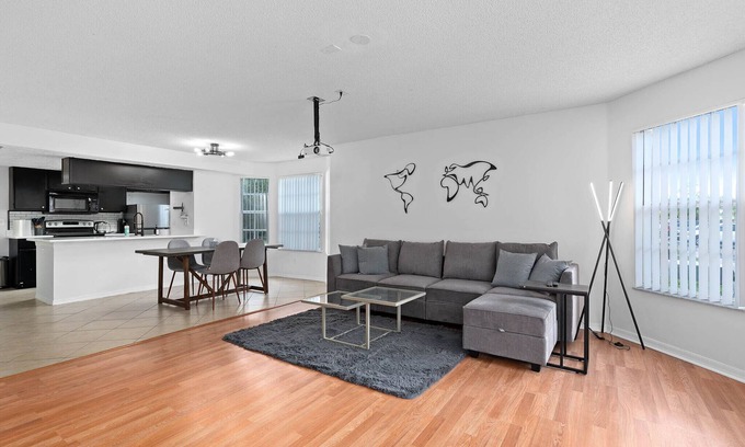 Royal Palm Bay Condominio | 3BR Near Disney - Patio, Pool, Hot Tub, Gym & Sauna
