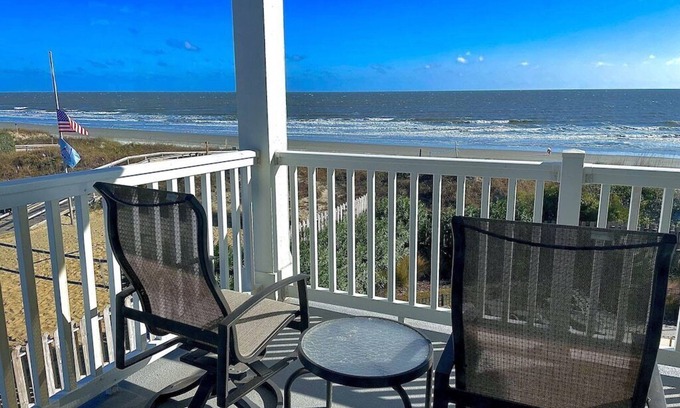 Charleston County Condominio | 3BR Oceanfront Condo | Heart of IOP | Beach Rental