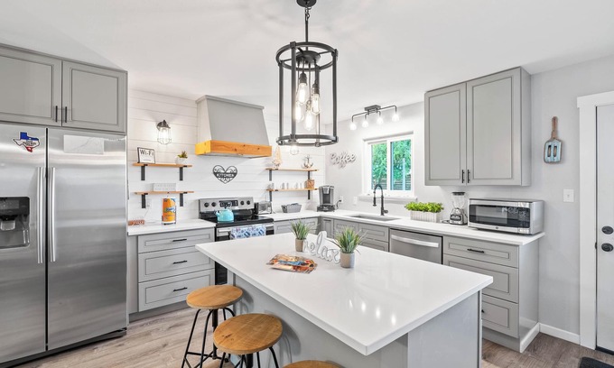 Bay Area Casa | Sandy Feet Retreat Charming 3/2 Getaway Pets Ok, 15 Minutes to the OCEAN!