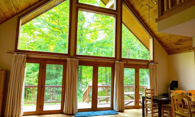 Cummington Casa | Hermosa vista al río 3BR, enorme pared de vidrio Log House -2200 sq / ft
