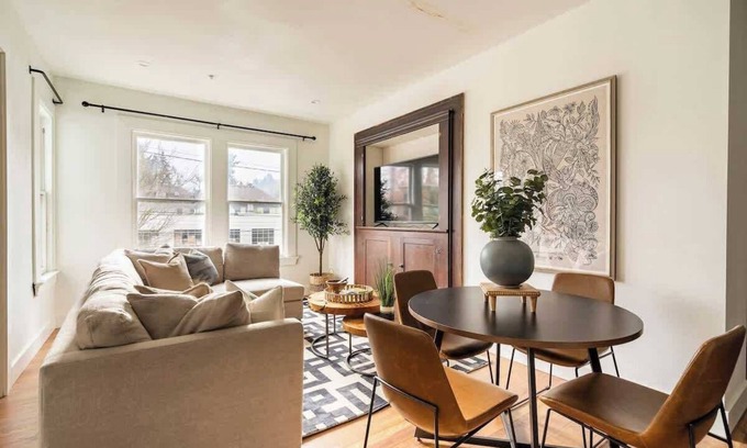 Uptown Apartamento | 3BR Sleeps 6 Steps to NW 23rd Fast WiFi