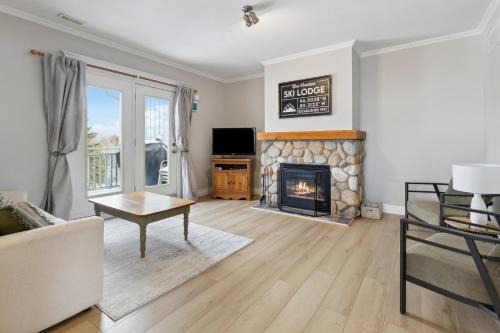The Blue Mountains Casa | 3BR Snowbridge Chalet in Blue with Golf Course View