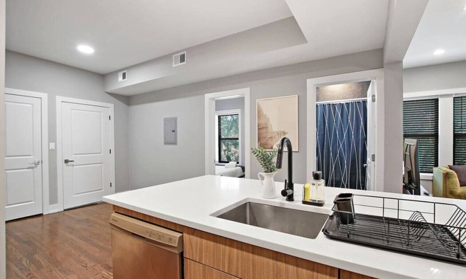 East Albany Park Apartamento | Spacious 3BR Apt w/ In-Unit Laundry