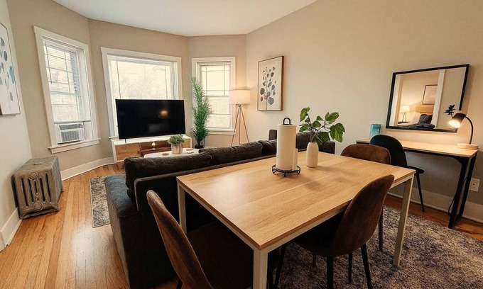 Rogers Park Apartamento | 3BR Sunny & Cozy Unit