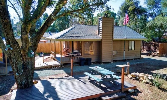 Descanso Casa | 3BR Tree Covered Fenced Cabin