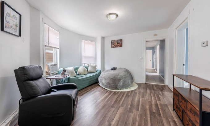 Forest Hill Apartamento | 3BR Unit | Near Subway & Top Attractions