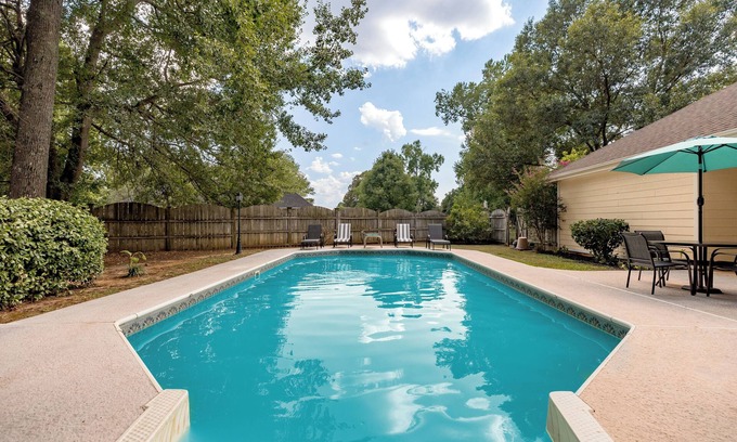 Warner Robins Casa | AtHome+1 Stay | 3BR w/Inground Pool | Fenced Yard