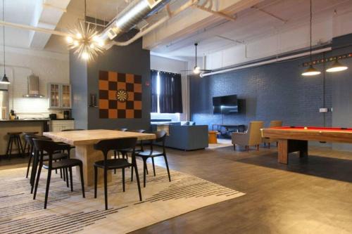 North Oakland Apartamento | 3E *New* Huge! Spacious 3 Bedroom in Oakland that sleeps 12!