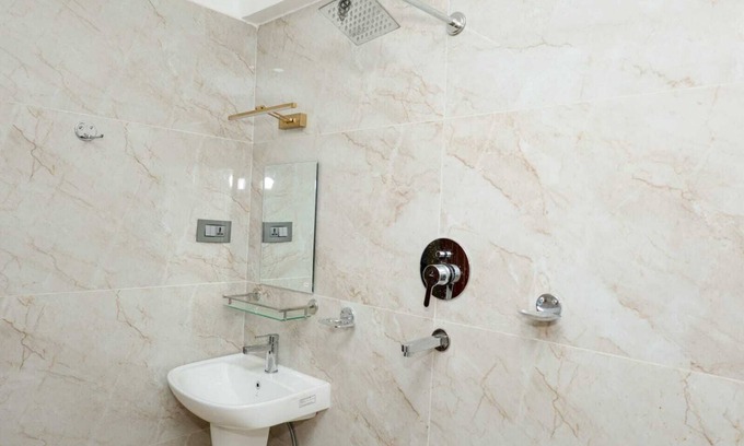 Kathmandu Apartamento | 3LDK, 2 private rooms, 1 shared room, spacious kitchen, meeting room, and parking space.