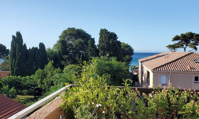 Les Sablettes Apartamento | 3rd floor apartment with private passage leading to the sandy beach