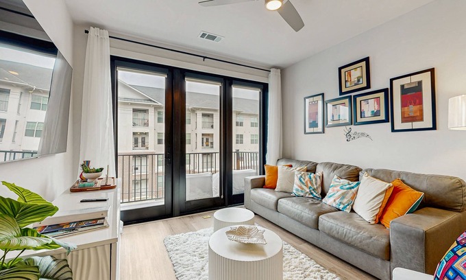 West End Condominio | 3rd-floor midtown condo next to Centennial Park with outdoor pool, gym, balcony