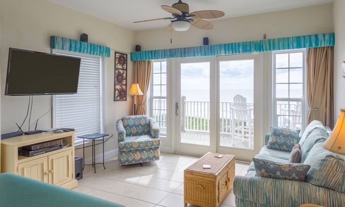 Hatteras Condominio | 3rd-floor oceanfront condo with private deck, outdoor pool, hot tub - dog-friendly