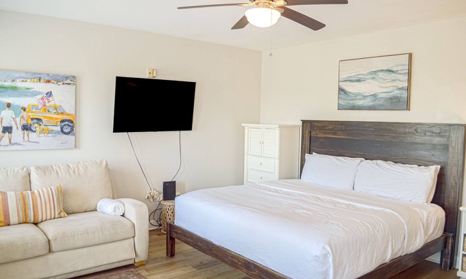 Gulf Place Apartamento | 3rd-floor studio with Gulf view, balcony, pool, & tennis