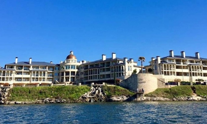 Highland Lake Estates Condominio | NUEVO, justo a tiempo para el verano! Beach Villa que ofrece balcón privado, vista sombreada de la ensenada de la copa de un árbol, WiFi