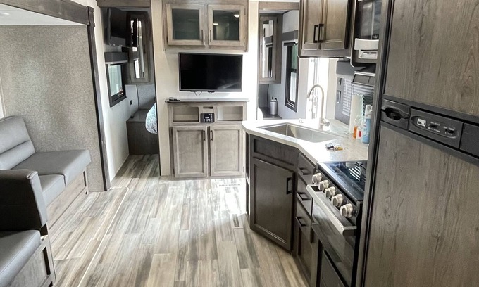 Moreno Valley Casa | 3RV/ parking/Netflix/ private/excellent location