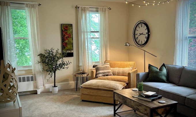 Williamsport Apartamento | "3Thirty2" - near IPT, 10min to LLW Series-AC/off street parking