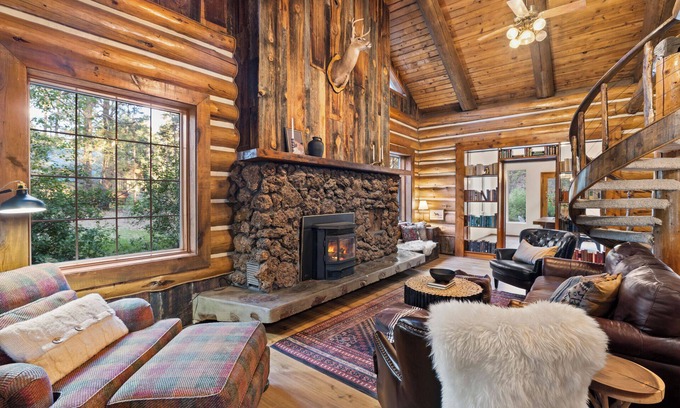 Pinetop-Lakeside Cabina | 4,100 sf Luxe Log Cabin on the Creek. - 2 ensuites, Kid Friendly, AC, Slps 18