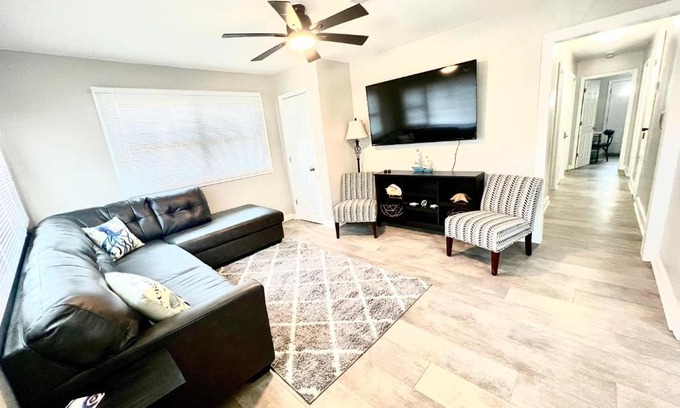 Gulfport Casa | 4/2 Home Close to Beach, Centrally located!