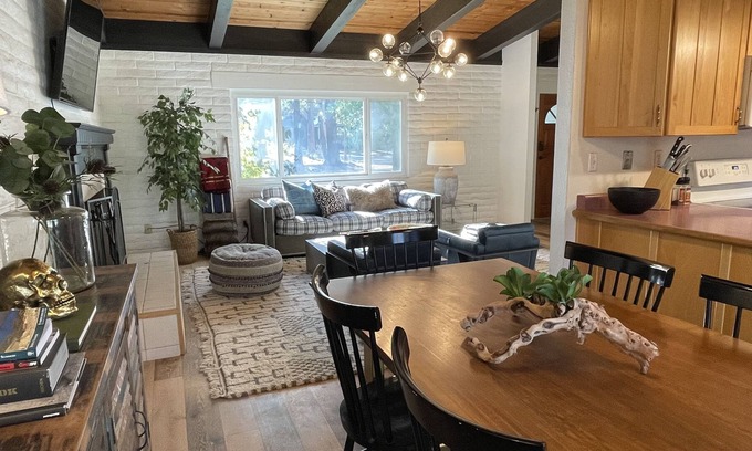 Tahoe Island Cabina | $4,200/mo-Furnished Ski Lease in South Lake Tahoe, 15 minutes to Heavenly Resort