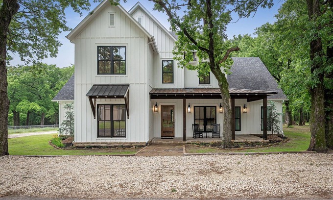 Kingston Casa | 4,750 Sq. Ft. Texoma Luxury Home w/ Hot Tub