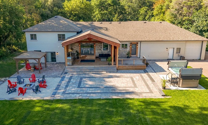 Barrie Casa | 4 Acre Estate | 7 Bedrooms | Sleeps 20 | 5min to Downtown