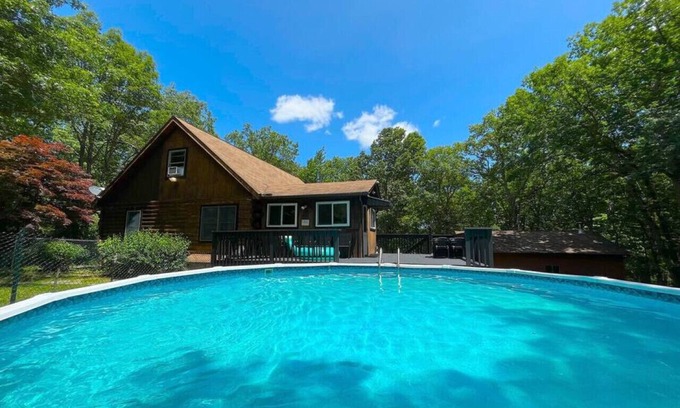 Canadensis Chalet De Esquí | 4 Acre Oasis: Heated Pool, Hot Tub & Gameroom