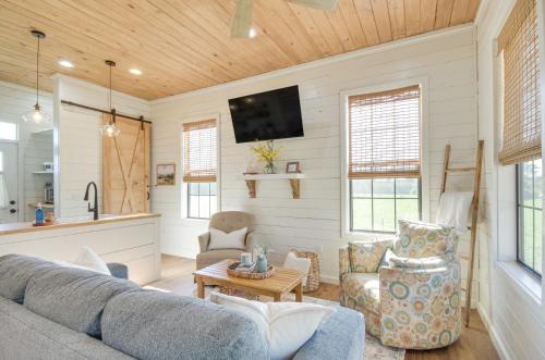Ludlow Casa | 4-Acre Plot Farmhouse-Chic Retreat in Forest!