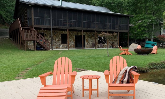 Waleska Casa | 4 B/R, Flat Lot, Only a few Steps to the Water, Beautiful Lake Front, Quiet Cove