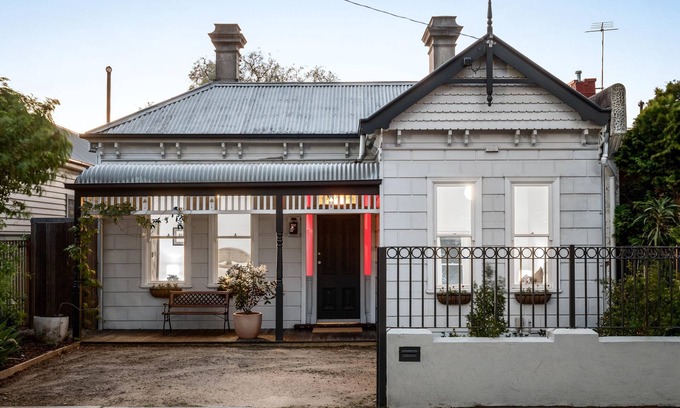 Northcote Casa | 4 b/r house in Westgarth/Northcote with huge garden 15 min to tennis.