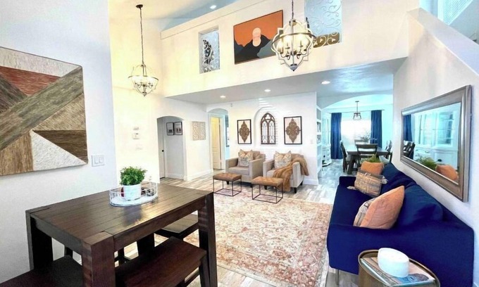 Clovis Casa | 4 bd 2.5 ba Near.Buchanan HS with pool; sleeps 11