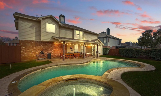 Flower Mound Casa | 4-BD/2.5-BA Tropical Pool Oasis with a Game Room
