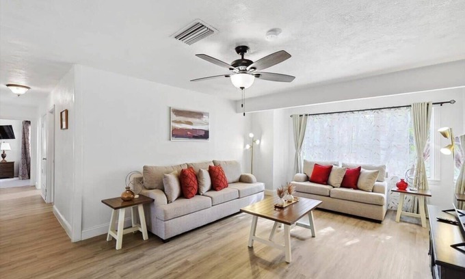 Weatherford Casa | 4-BD,2-BA Home Retreat, Laundry, Backyard