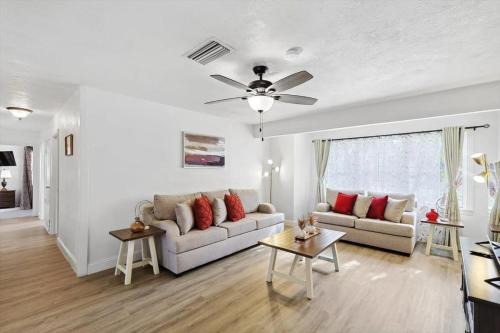 Weatherford Casa | 4-BD 2-BA Home Retreat Laundry Backyard