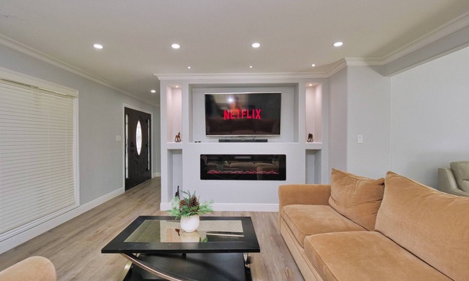 Hayward Casa | 4 Bd 4 Ba w/ Private Studio 10 G WIFI and AC