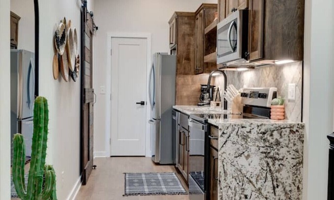 Greenwood Apartamento | Newly Remodeled: Spacious 4-Bed, 4-Bath Retreat for 12