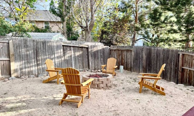 Colorado Springs Casa | 4 Bdrms, fenced back yard, Pool Table & Mtn Views
