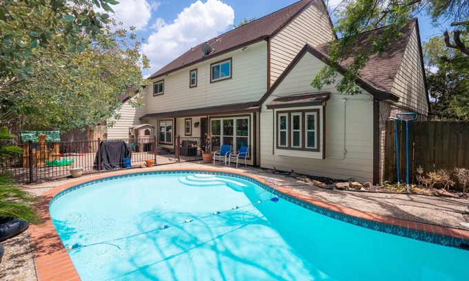 Barker Casa | 4 bed/3.5 bath home away from home in Katy, Texas.