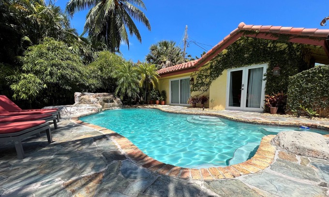 Birch Park Finger Streets Casa | 4 Bed 3.5 Bath Mediterranean Beach Villa <1 Min WALK From Beach