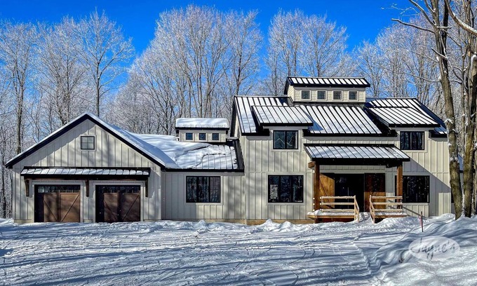 The Blue Mountains Chalet De Esquí | 4 bed 3 bath home Minutes to Blue Mountain! 25 acres! Privacy!