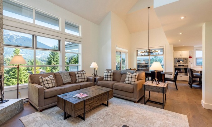 Whistler Cay Heights Casa | 4 bed/3 bath twnhse w stunning Mtn view & HOT TUB