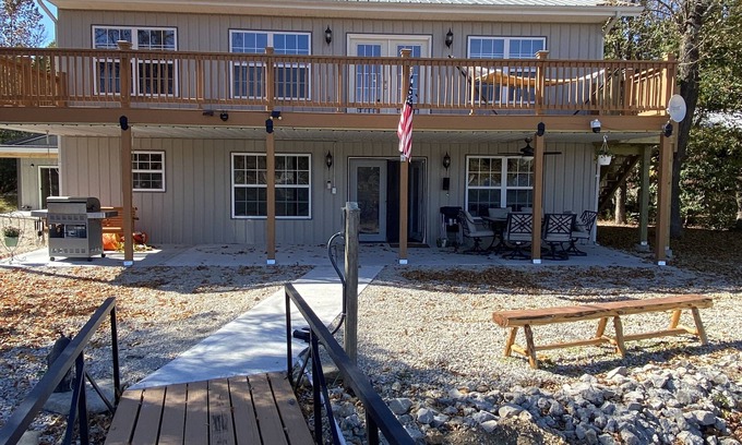 Camdenton Cabina | 4 bed / 3bath Lakefront Cabin with Dock! Ha-Ha Tonka State Park!