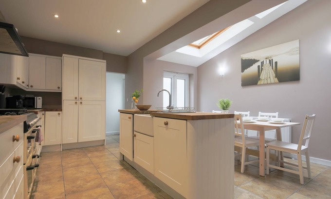 Splott Casa | Centrally Located, Freshly Renovated House - Sleeps 10