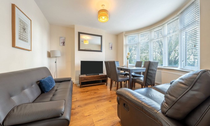 Luton Casa | 4 Bed Contractor Large Group Accommodation Luton
