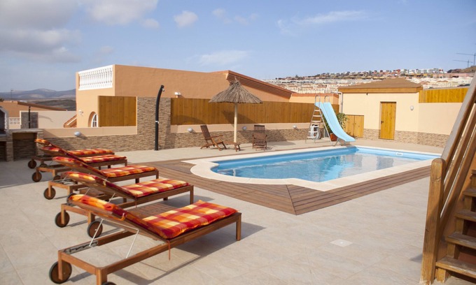 Caleta de Fuste Villa | Villa de 4 dormitorios en la ciudad, piscina de 10 m con tobogán para niños, valla de seguridad, barbacoa, salones al aire libre