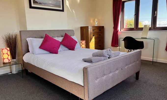 Llanddona Casa | 4 Bedroom Detached Farmhouse Mountain Views