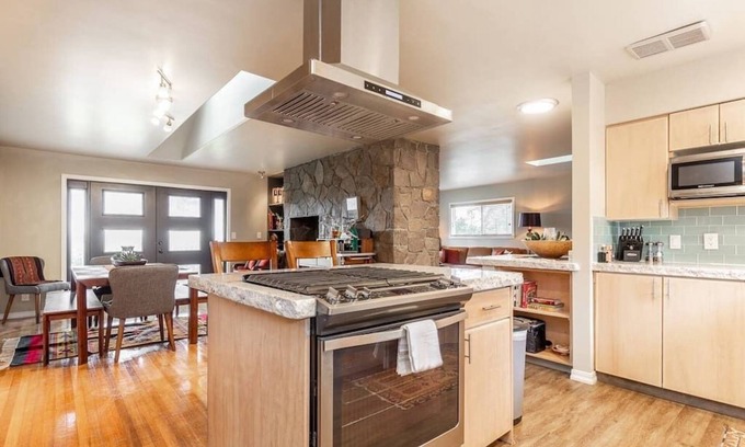 Vancouver Casa | 4-bed home w GameRoom, FirePit & Saltwater Hot Tub