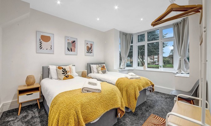 Cowley Casa | 4 Bed House - Sleeps 9 - Garden - Parking - Wifi