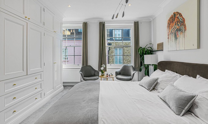 Brompton & Hans Town Casa | 4 Bed House with Gym - Hot Tub - Roof Terrace - Cinema Projector - Sleeps 8